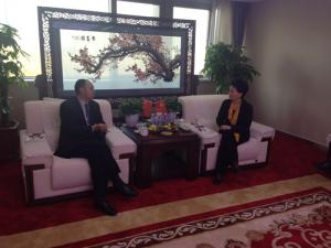 鄺遠(yuǎn)平與河南省工商聯(lián)副主席、鄭州市工商聯(lián)主席薛景霞