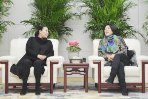 中國數(shù)字文化集團總經理劉燕參觀炎黃科技園